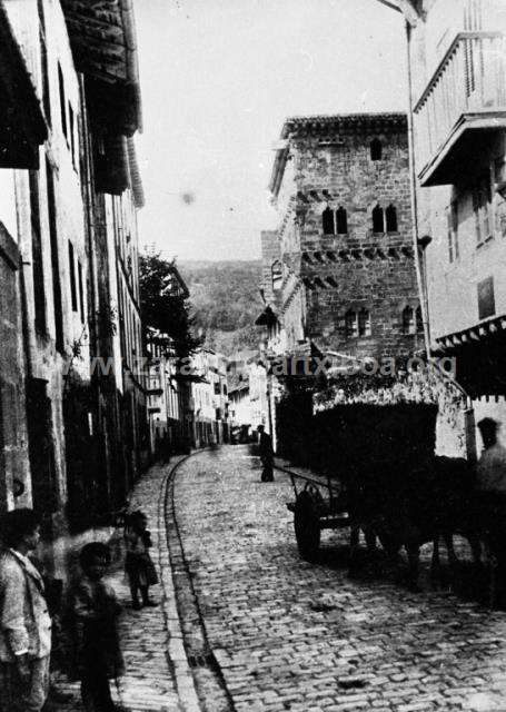 Zarauz. Calle Mayor y Torre Lucea