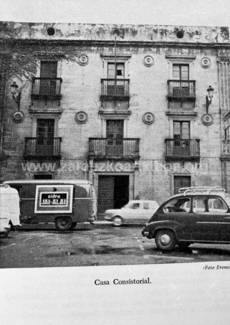 Fachada principal del Ayuntamiento de Zarautz. Casa Portu.