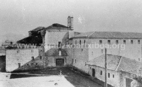 Fachada y patio interior del convento de las Clarisas de Zarauz