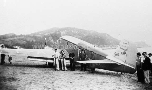 Caudron Goeland F-AOMX hegazkin bat Zarauzko hondartzan lurreratuta