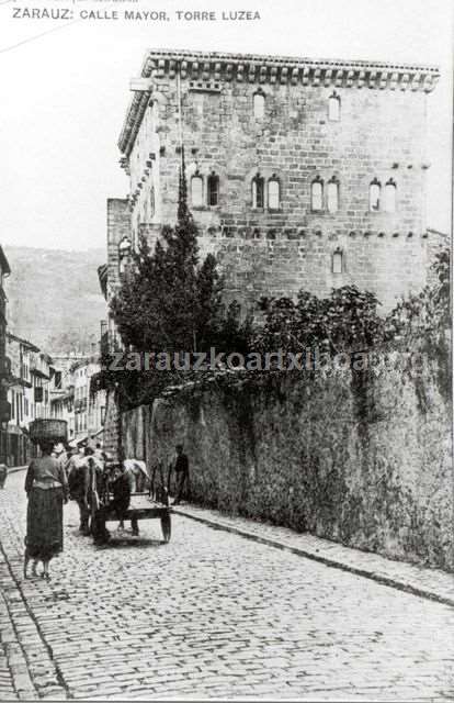 Zarauz. Calle Mayor, Torre Luzea