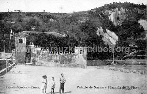 Narros Jauregia eta hondartzako plazatxoa