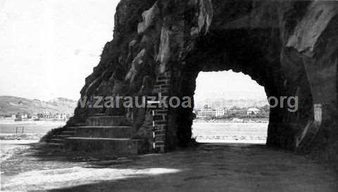 Zarautz. Primer túnel de la carretera de la costa