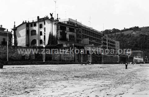 Zarauzko hondartza eta malekoia, “La Perla” hotelaren eta kafetegiaren parean