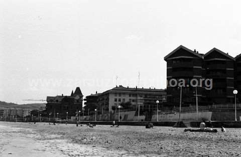 Zarauzko hondartza, eta, atzean, malekoia