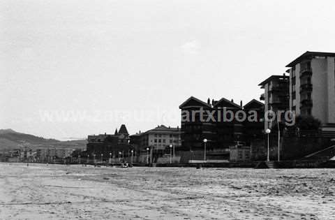 Zarauzko malekoian (Muskaria urbanizazioaren parean) dauden txaletak eta etxeak.