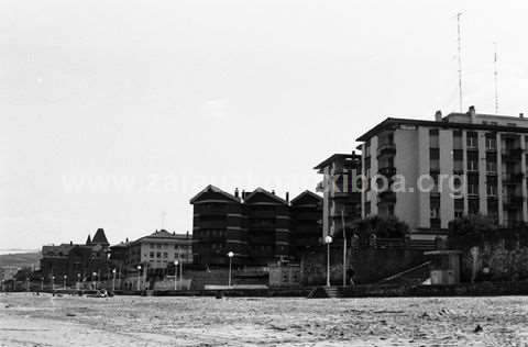 Zarauzko malekoian (Muskaria urbanizazioaren parean) dauden txaletak eta etxeak.