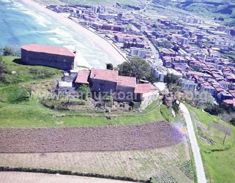 Vista aérea de la ermita de Santa Bárbara, de la playa y del pueblo de Zarautz