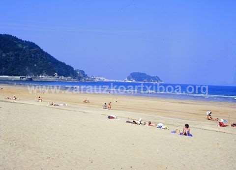 Zarauzko hondartza, eta, atzean, Getariako arratoia