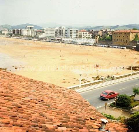 Zarauzko hondartza eta malekoi inguruko eraikinak, Getariako sarreratik begiratuta