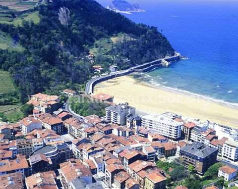 Vista aérea del pueblo de Zarautz con la carretera dirección Getaria al fondo.