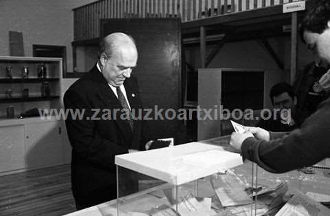 Imanol Murua bozkatzen, 1990eko hauteskunde autonomikoetako hautes-egunean