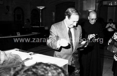 Elecciones autonómicas 1990. Jornada electoral. Juan Mari Bandres, EE, votando