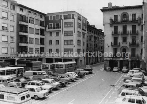 Zarauzko Lege Zaharren Enparantzan aparkatutako autoak