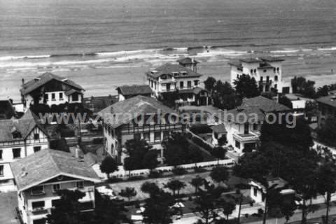 Zarauzko hondartzaren ondoan zeuden etxeen panoramika