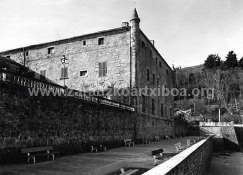 Zarauzko Narros Jauregiaren alboko fatxada