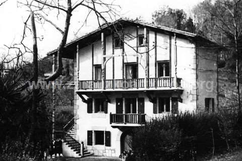 Fachada de la casa de la sección femenina de Zarautz