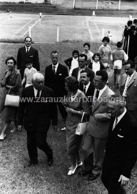 Belgikako errege-erreginak Zarautzen paseo bat ematen