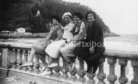 Grupo de chicas posando para fotografía en Zarautz