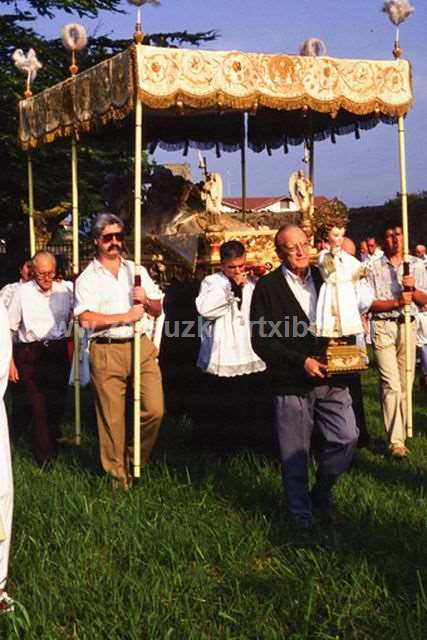 Procesión de la Asunción de la Virgen por los jardines de Santa Clara en Zarautz