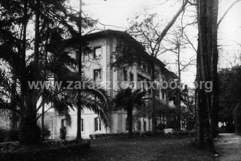 Fachada y jardines de la residencia de la sección femenina en Zarautz