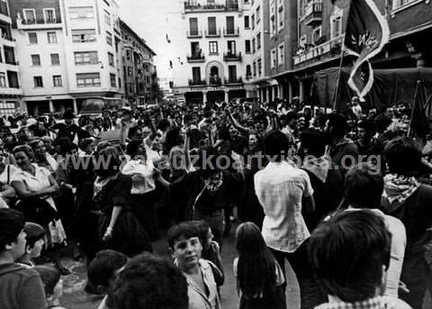 Regatas. Ambiente en la calle tras disputarse la bandera de Zarautz