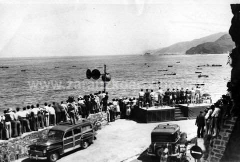 Público siguiendo las regatas de Zarautz desde el paseo a Getaria.