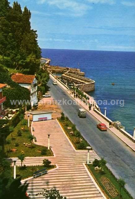 Vista del puerto de Zarautz y de la carretera dirección Getaria desde un alto