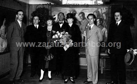 La Reina Maía Cristina junto a un grupo de personas en una exposición de pintura