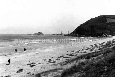 Zarauzko dunak eta, atzean, Talaimendi mendia