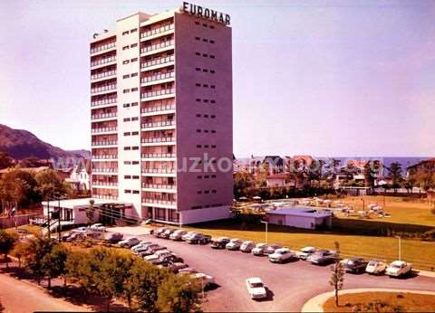 Fachada y aparcamiento del hotel Euromar de Zarautz