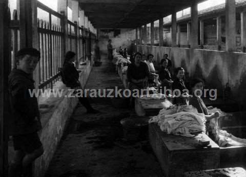 Mujeres lavando ropa en el lavadero de Zarautz