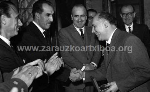 Entrega de la medalla del ayuntamiento de San Sebastián al compositor Francisco Escudero