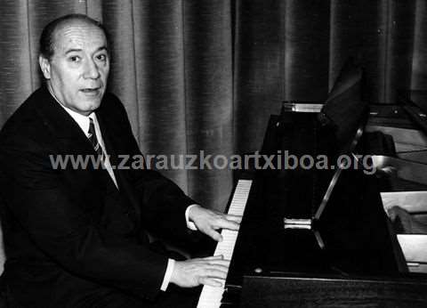 Francisco Escudero musikagilea pianoa jotzen