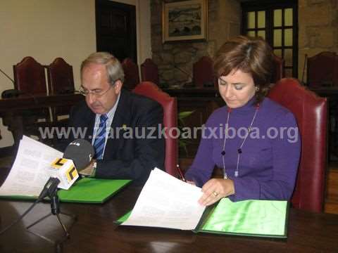Firma de convenio entre el ayuntamiento de Zarautz y la Diputación Foral de Gipuzkoa.