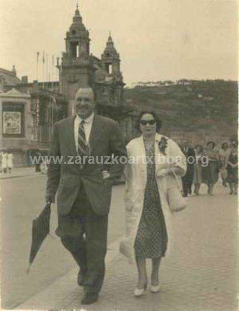 Eusebio Bastida y su esposa Margarita Chapartegui en El Pilar de Zaragoza