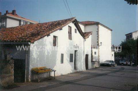 El caserío Maria Etxetxiki y la ermita de San Pelayo