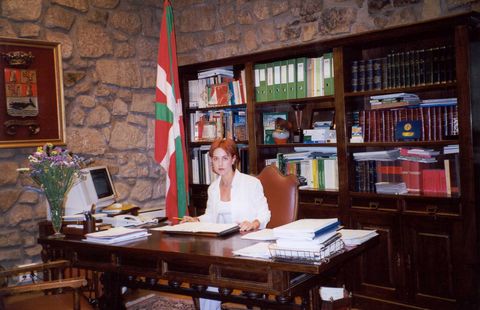 Alkatea bere bulegoan