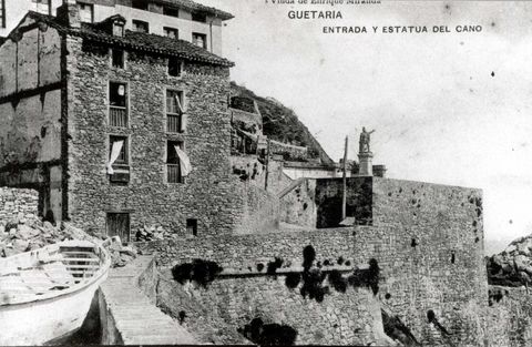 Getaria: sarrera eta Elkanori egindako monumentua
