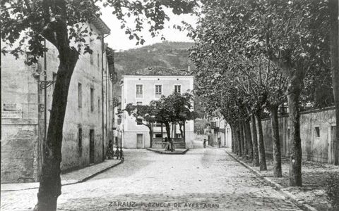 Zarautz: Ayestaran plazatxoa