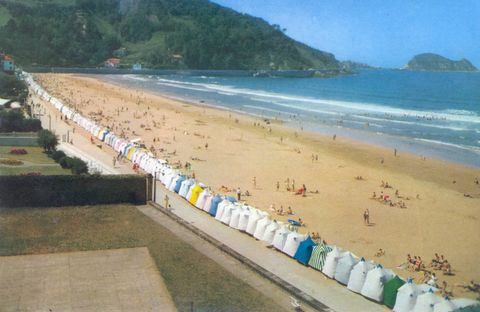 Zarauz. La playa y el Ratón de Getaria