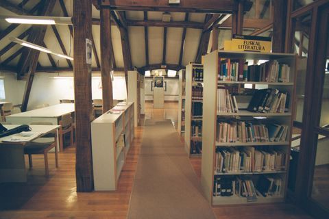 Sanz Eneako liburutegia