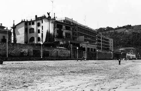 Playa y malecón de Zarautz a la altura del hotel y café 
