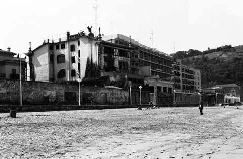 Zarauzko hondartza eta malekoia, “La Perla” hotelaren eta kafetegiaren parean