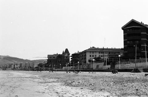 Zarauzko hondartza, eta, atzean, malekoia
