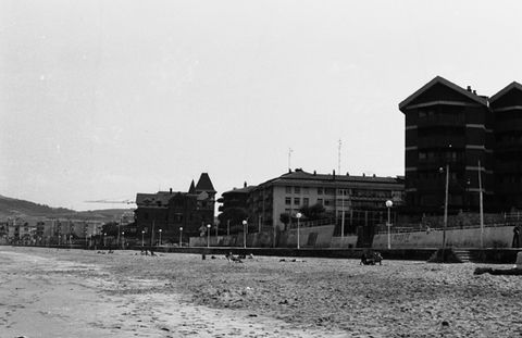 Zarauzko hondartza, eta, atzean, malekoia
