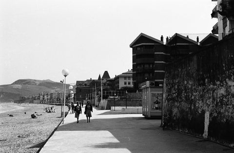 Emakumeak Zarauzko malekoian paseatzen