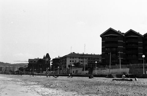 Zarauzko hondartza, eta, atzean, malekoia