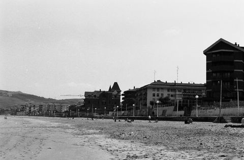 Zarauzko hondartza jenderik gabe, eta, atzean, malekoia.