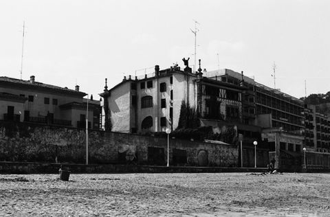 Zarauzko malekoian (“La Perla” hotel eta kafetegiaren parean) dauden txaletak eta etxeak
